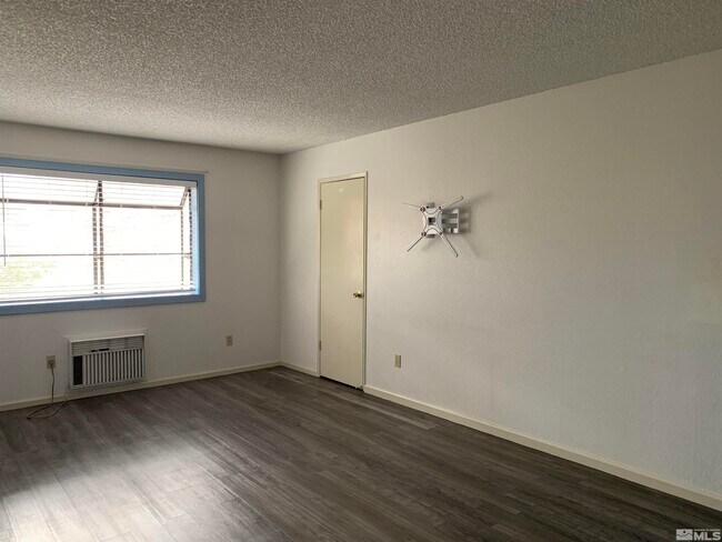 Building Photo - 3255 Reno Vista Dr
