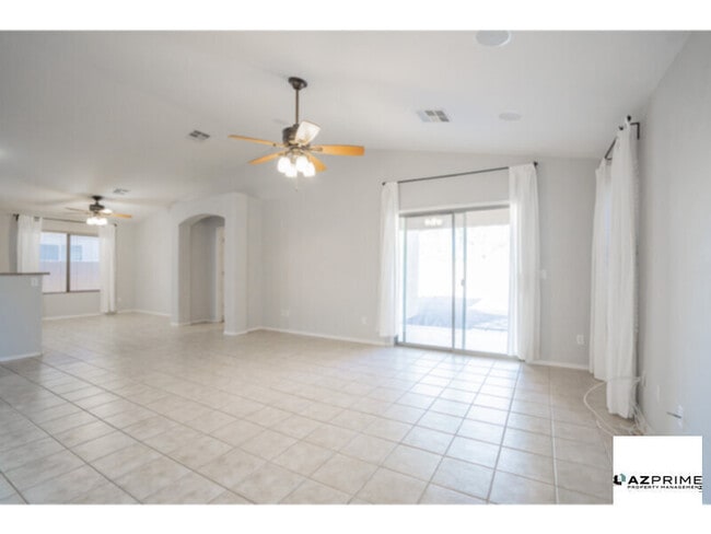 Foto del edificio - Gorgeous San Tan Valley 4/2 House with Vaulted Ceilings &amp; Spacious Backyard!