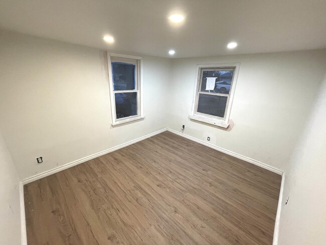 Building Photo - 321 Oakhurst Street