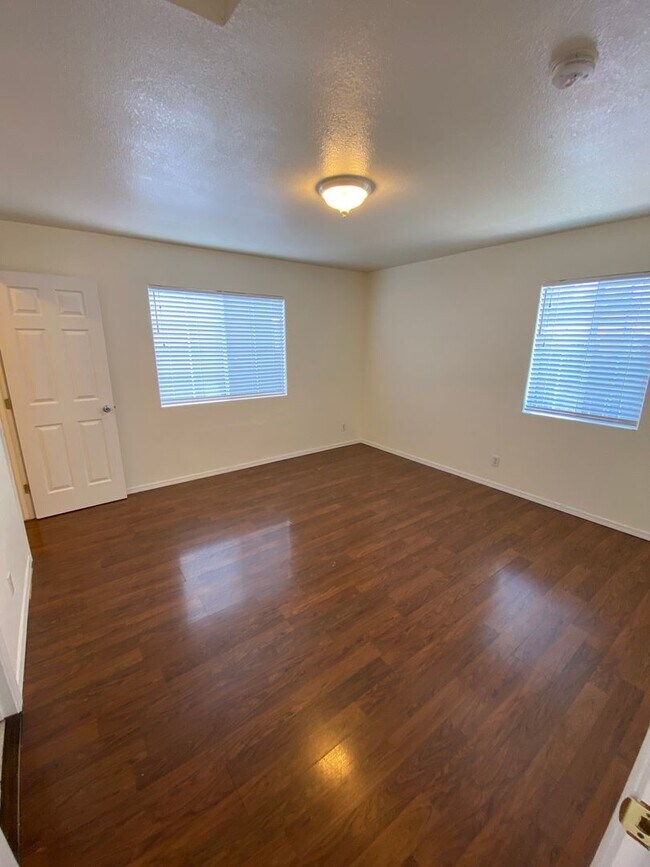 Building Photo - Large 1 bed Duplex w/all utilities included!