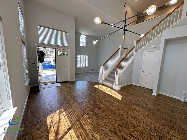 Building Photo - $4995-5 Bd/3 Ba-2 Story Home with A/C-Palm...