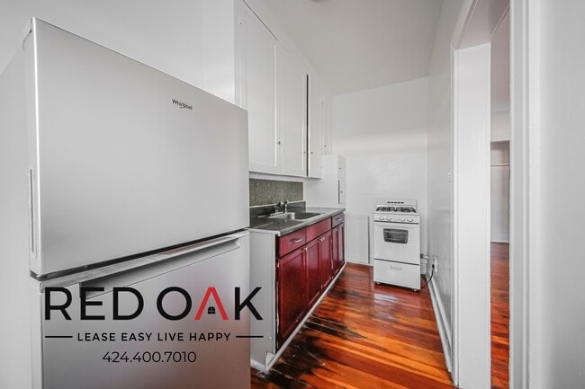 Building Photo - ~1 Month FREE~ Stunning and Sunny Studio w...