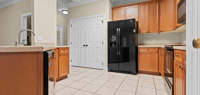 Foto del edificio - 1633 Academy Dr