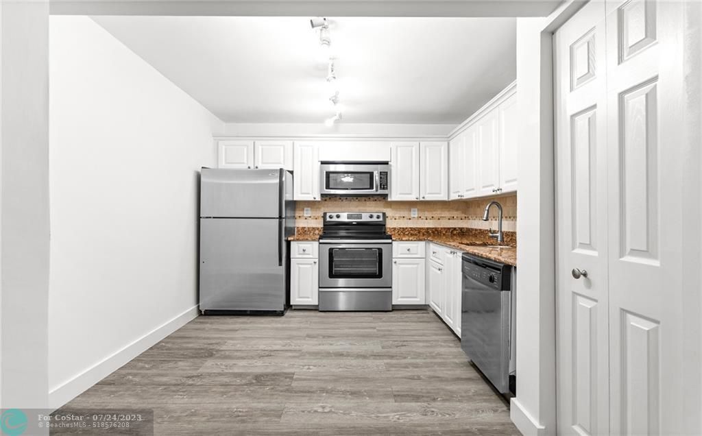 Foto principal - 721 N Pine Island Rd