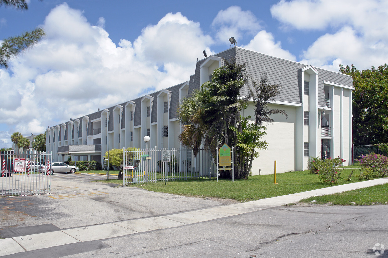 Building Photo - Palmetto Golf Club Apartments