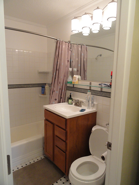 Updated bathroom - Lyn Lake