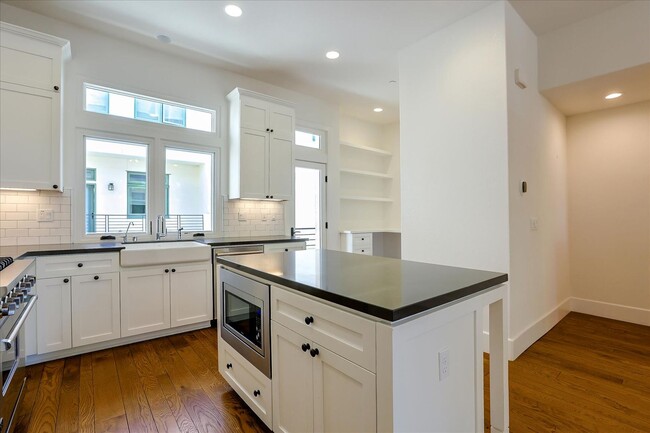Building Photo - 3 Bedroom plus Office Luxury Townhouse