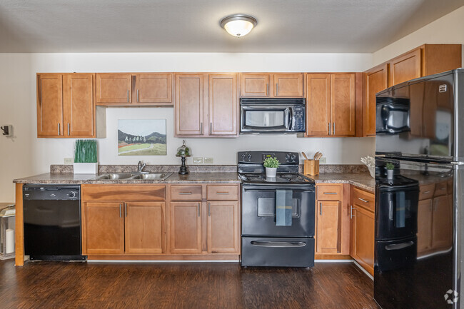 2BR, 2BA - 875SF - Kitchen - Glenrock Apartments