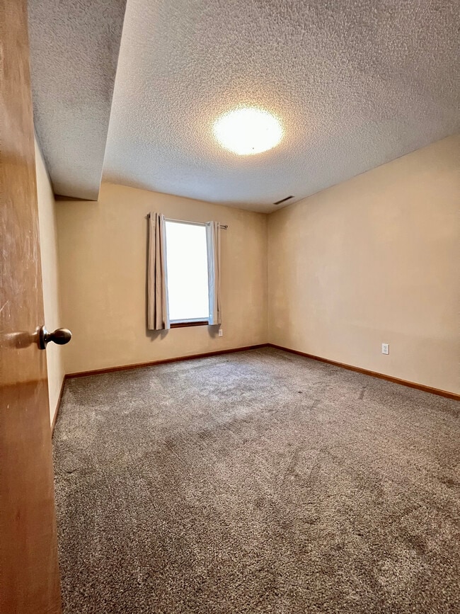 Building Photo - 1000 NE Lindsay Ave