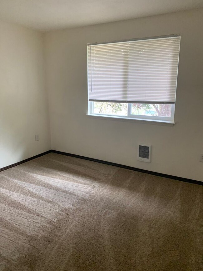 Building Photo - Victor 15512 Rent up