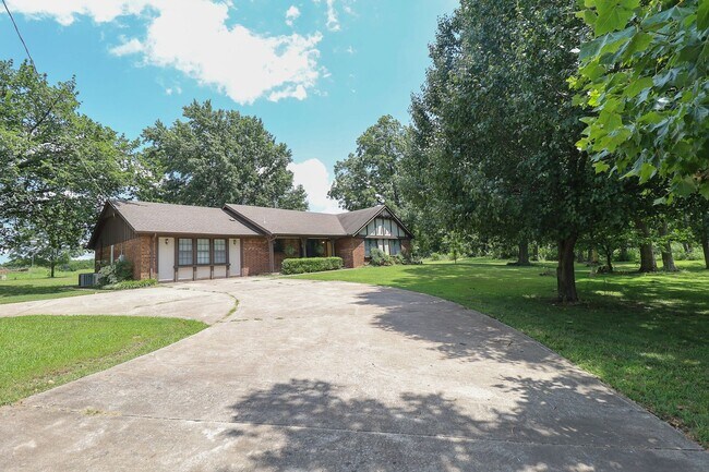 Building Photo - Gorgeous 3 Bedroom Remodel, Jenks Schools,...
