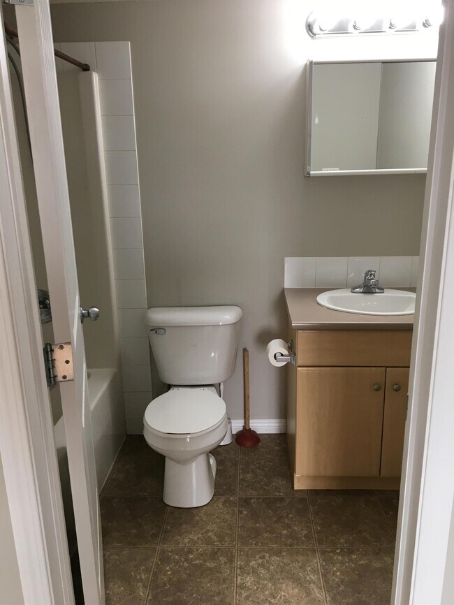 Photo du bâtiment - 2 Bed 2 Bath Unit in Fort Mcmurray, AB