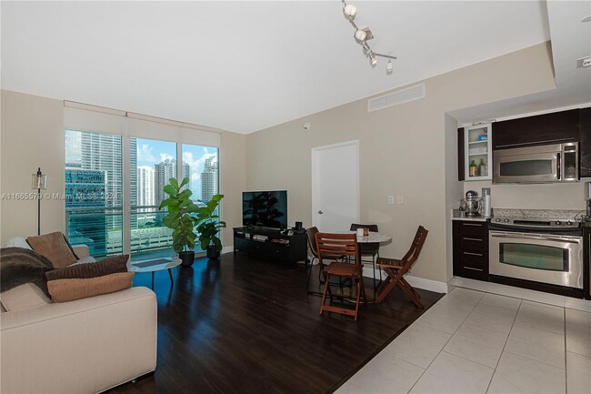 Building Photo - 950 Brickell Bay Dr