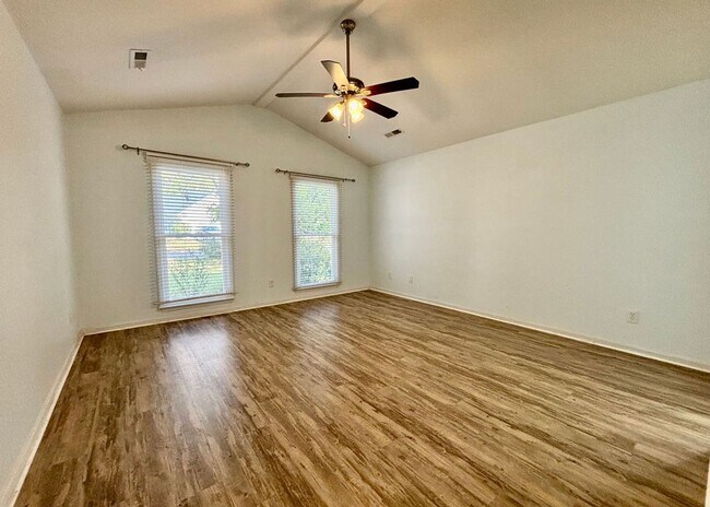 Building Photo - Available 10/1. Beautiful 4 BR Home Availa...