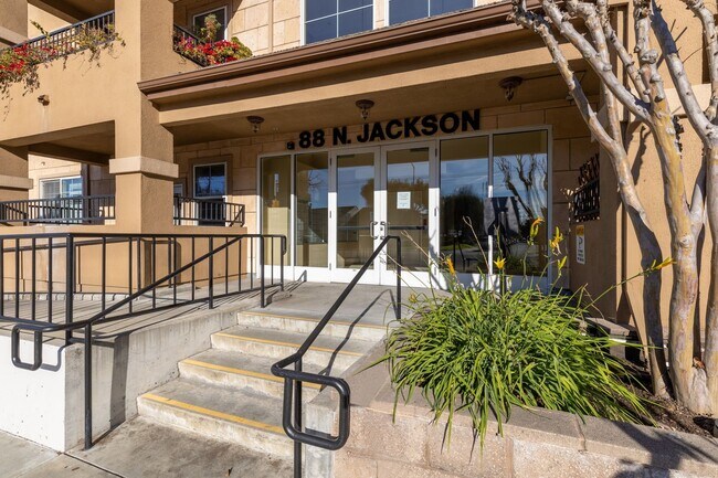 Building Photo - $2595 - Beautiful 1 Bd / 1 Ba Condo in Gat...