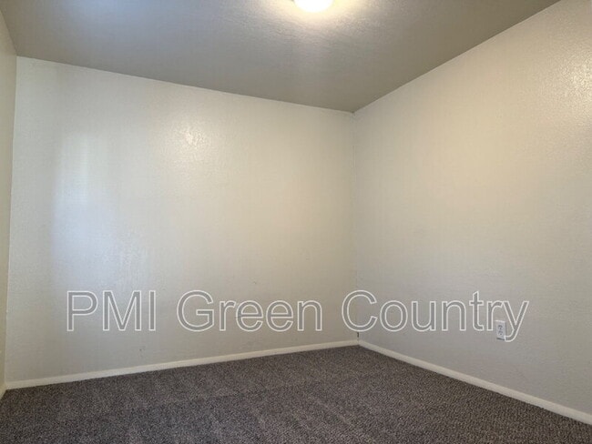 Building Photo - 610 E Xyler St
