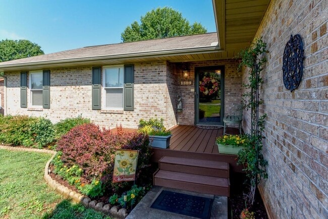 Building Photo - Maryville 37803 - 3 bedroom home with bonus room - Contact Tom Parry (865) 607-3649
