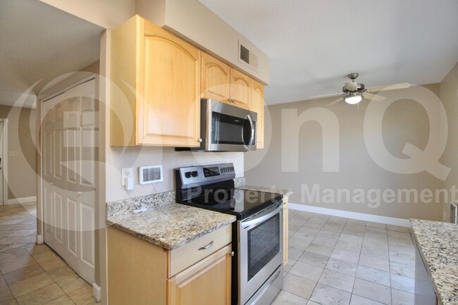 Building Photo - 707 E Vaughn Dr