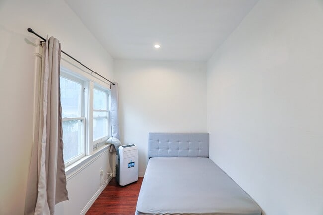 Photo - 2626 S Budlong Ave Apartment
