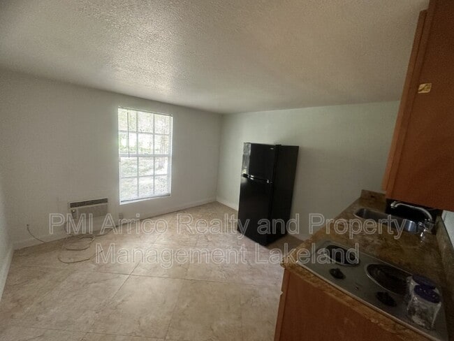 Building Photo - 721 W Socrum Loop Rd