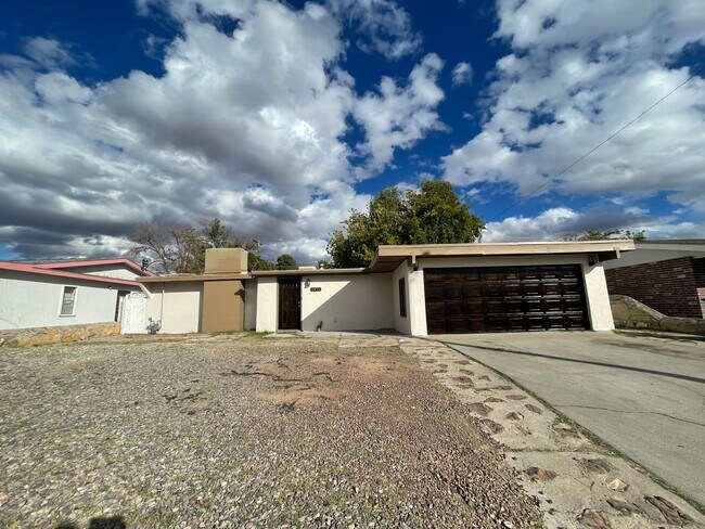 Foto del edificio - Beautifully Updated 3 Bedroom/2 Bathroom H...