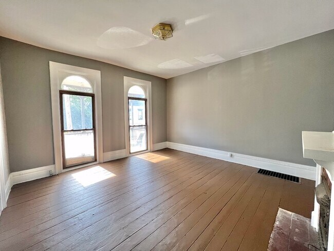 Building Photo - Beautifully Remodeled Condo!