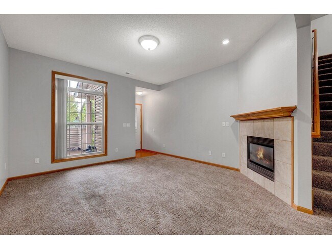 Large window lets in bright sunlight - 13869 Hyacinth Dr