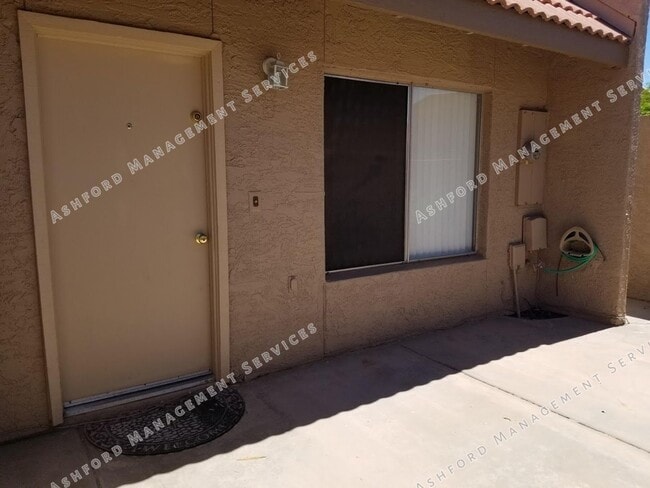 Foto del edificio - 2 STORY TOWNHOME WITH ATTACHED GARAGE WATER INCL