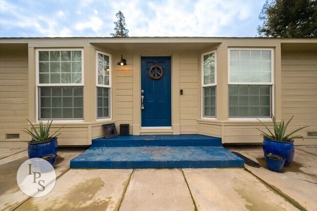 Building Photo - Beautiful Old Fig Home, 3BR/1BA, Huge Lot!...