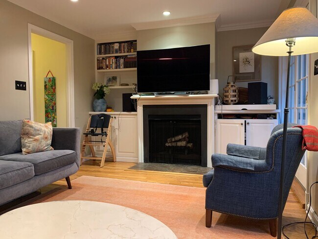 Building Photo - Rare Georgetown Townouse with private yard - 1 block from Rose Park / M St
