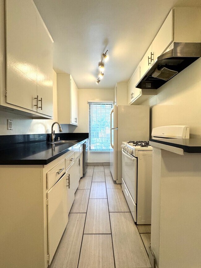 Foto del edificio - ONE MONTH FREE! Spacious 1 Bedroom in West Hollywood