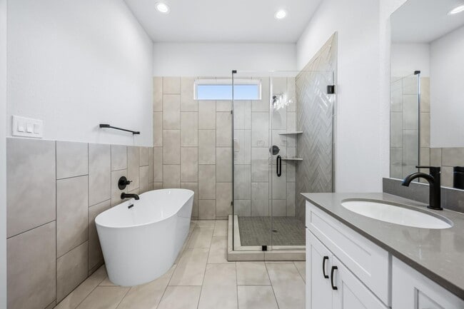 Foto del edificio - 6111 Campos Dr