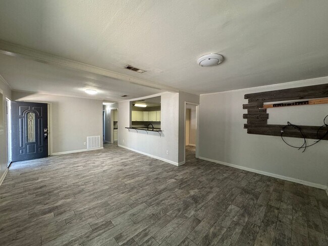 Building Photo - HALF OFF First Full Month's Rent!!!! Close...