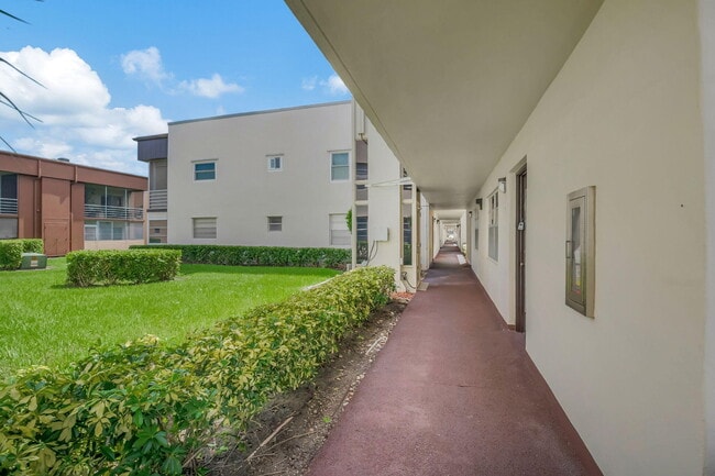 Building Photo - 443 Burgundy N