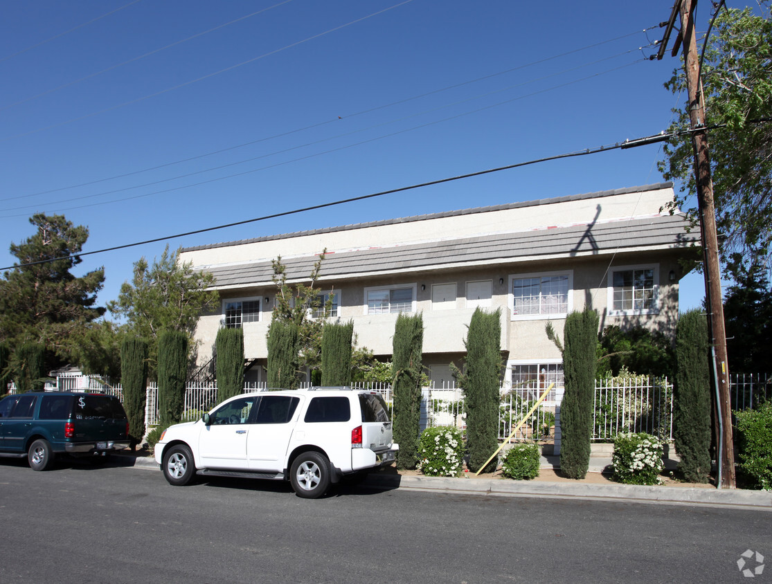 Building Photo - Pinecrest Apartments