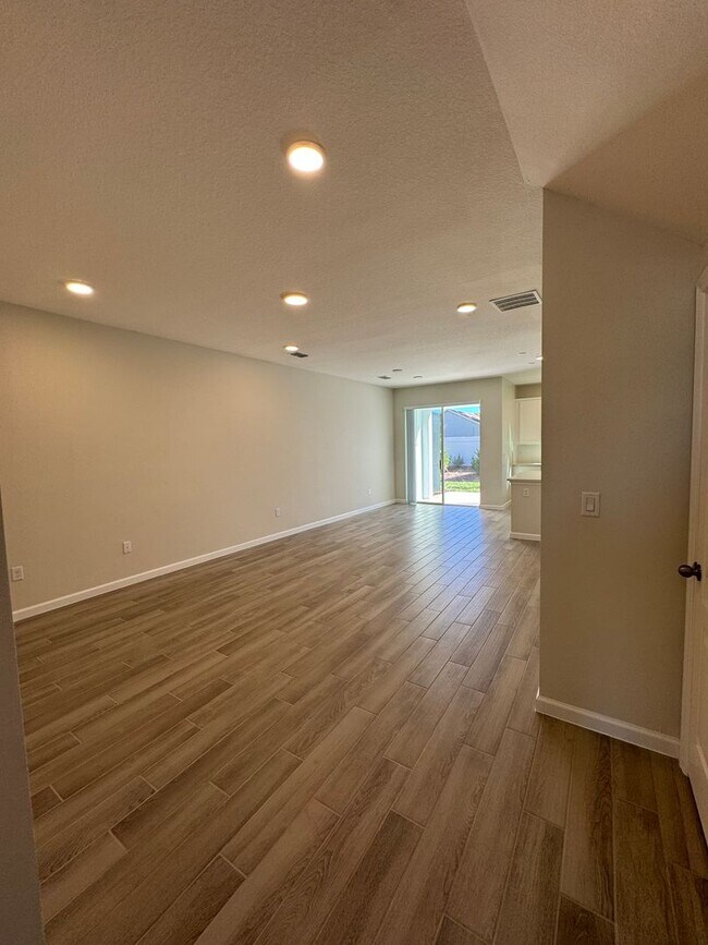 Foto del edificio - GATED 3 BEDROOM, 2.5 BATHROOM IN OVIEDO