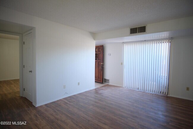 Foto del edificio - 6625 E Golf Links Rd