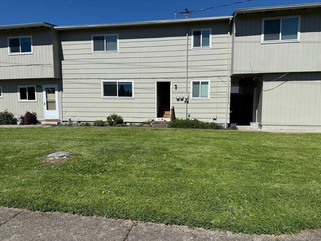 Building Photo - Large upstairs 2 bedroom apartment!