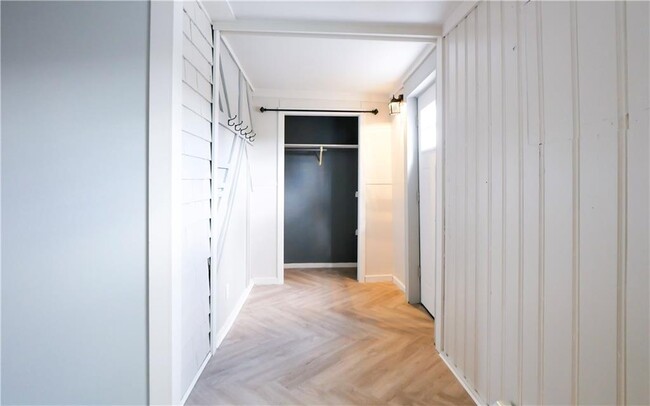 Building Photo - 636 Park Ave