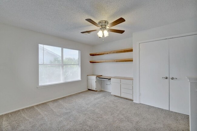 Foto del edificio - 1609 Lantern Light Dr