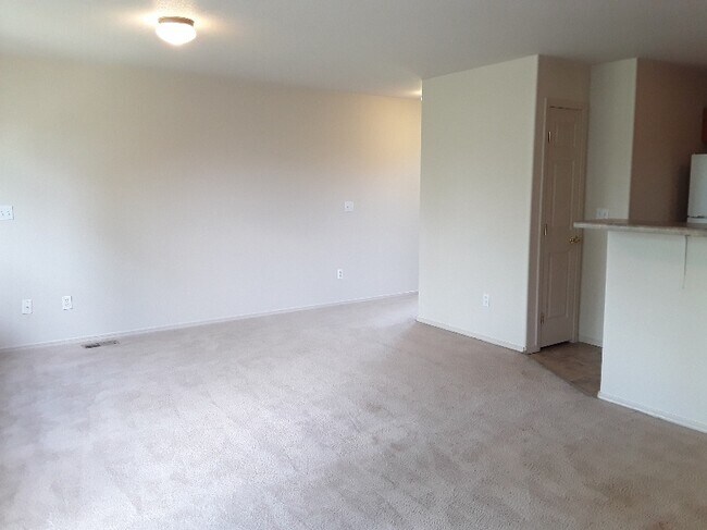 Foto del edificio - Wonderful End-unit townhome that backs to beautiful open space!