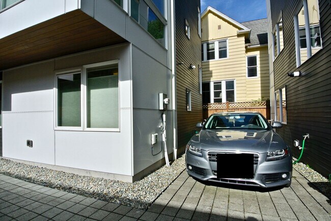 Building Photo - Modern, Stand Alone Home in the heart of Ballard!