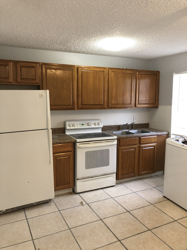 Building Photo - 1712 E Breezy Ln