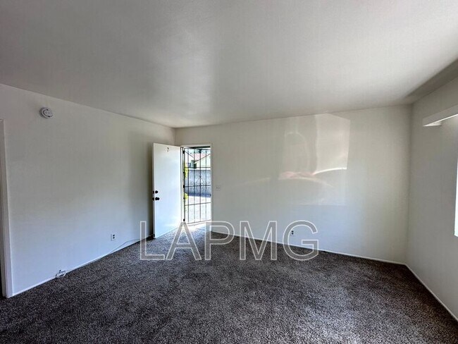Foto del edificio - 5261-5263 Auckland Ave