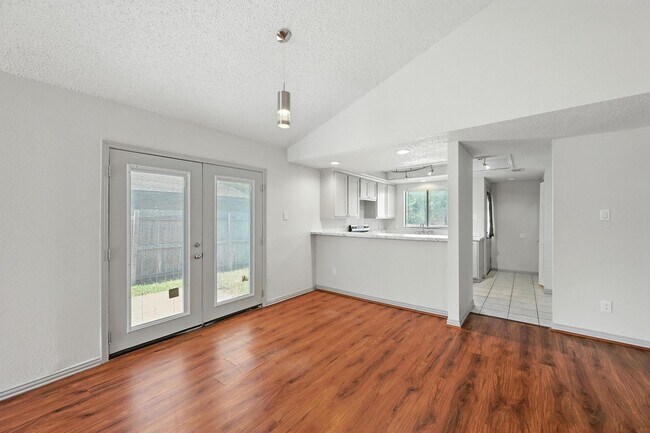 Foto del edificio - Charming 2/2 Duplex with Carport
