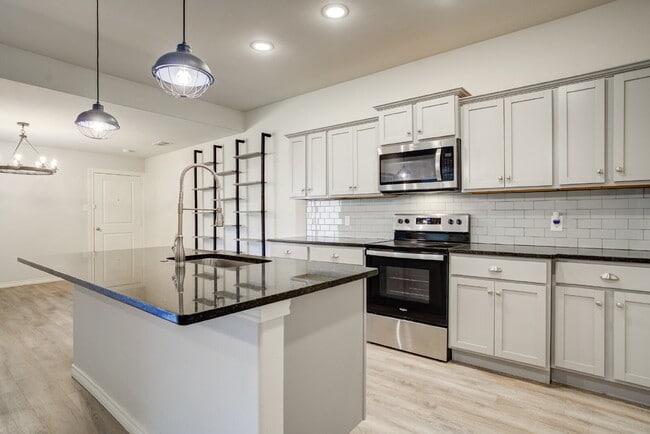 Building Photo - Modern townhome in South Lubbock