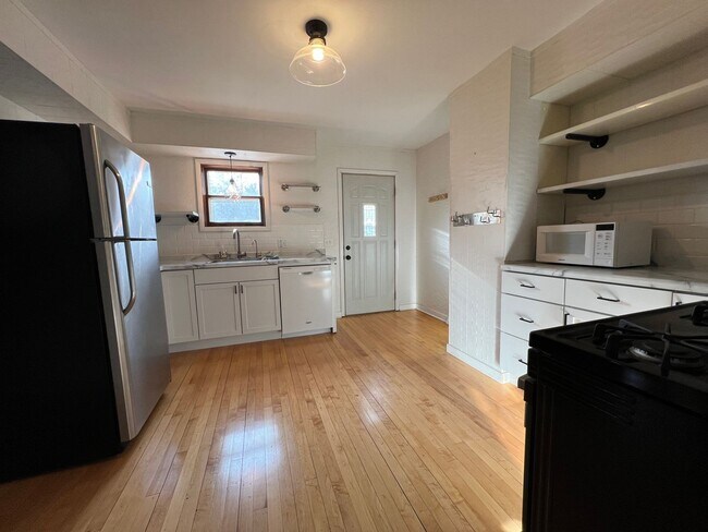 Building Photo - 2 bedroom single family home for rent in t...