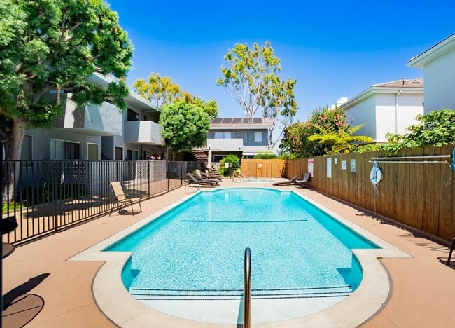 Sparkling Pool - 2502 Manhattan Beach Blvd Apartment