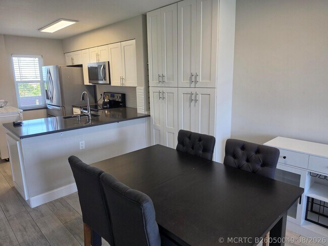 Building Photo - 2106 S Cypress Bend Dr
