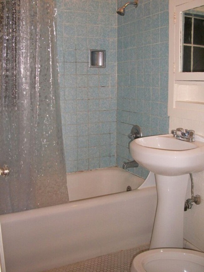Building Photo - A Bright Sunny 1 bedroom, with Hardwood Fl...
